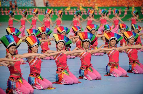 12月11日,廣西壯族自治區(qū)成立50周年慶祝大會(huì)在南寧召開(kāi)。大會(huì)舉行大型文藝表演《錦繡壯鄉(xiāng)》。 新華社記者 周華 攝