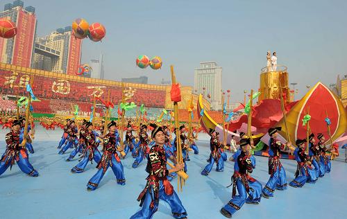 12月11日,廣西壯族自治區(qū)成立50周年慶祝大會(huì)在南寧召開(kāi)。大會(huì)舉行大型文藝表演《錦繡壯鄉(xiāng)》。 新華社記者 周華 攝