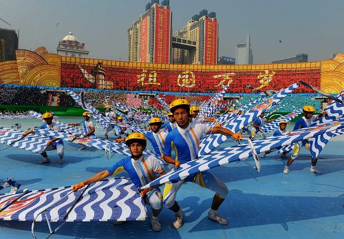12月11日,廣西壯族自治區(qū)成立50周年慶祝大會(huì)在南寧召開(kāi)。大會(huì)舉行大型文藝表演《錦繡壯鄉(xiāng)》。 新華社記者 劉廣銘 攝