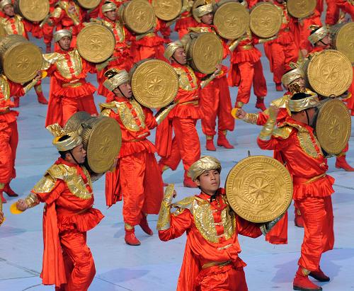 12月11日,廣西壯族自治區(qū)成立50周年慶祝大會(huì)在南寧召開(kāi)。大會(huì)舉行大型文藝表演《錦繡壯鄉(xiāng)》。 新華社記者 黃敬文 攝