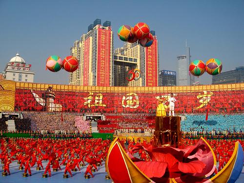 12月11日,廣西壯族自治區(qū)成立50周年慶祝大會(huì)在南寧召開。大會(huì)舉行大型文藝表演《錦繡壯鄉(xiāng)》。 新華社記者 劉廣銘 攝