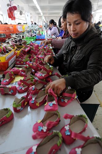 12月11日,從珠海打工回鄉(xiāng)的江西宜豐縣敖橋鎮(zhèn)婦女彭細(xì)英(右一)在勞動(dòng)就業(yè)局的幫助下,在一家鞋業(yè)公司找到了工作。為妥善安置返鄉(xiāng)的外出務(wù)工人員,江西省積極探索幫扶機(jī)制,出臺(tái)了做好返鄉(xiāng)農(nóng)民工就業(yè)和接續(xù)社會(huì)保險(xiǎn)關(guān)系的若干措施。全省各地通過廣泛開展免費(fèi)技能培訓(xùn),建立返鄉(xiāng)農(nóng)民工信息登記制度,舉行大型農(nóng)民工就業(yè)招聘會(huì),提供自主創(chuàng)業(yè)小額貸款等具體措施,全力為返鄉(xiāng)農(nóng)民工提供實(shí)實(shí)在在的服務(wù)。新華社記者 宋振平 攝