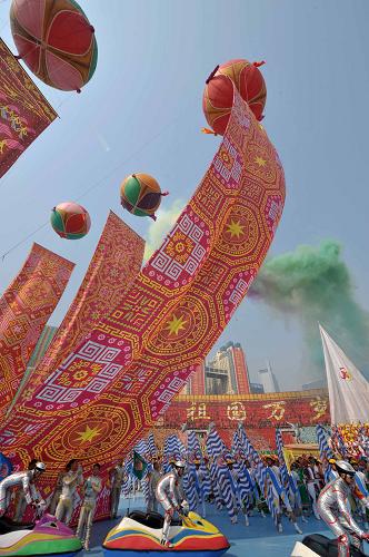 12月11日,廣西壯族自治區(qū)成立50周年慶祝大會(huì)在南寧召開。大會(huì)舉行大型文藝表演《錦繡壯鄉(xiāng)》。 新華社記者 周華 攝