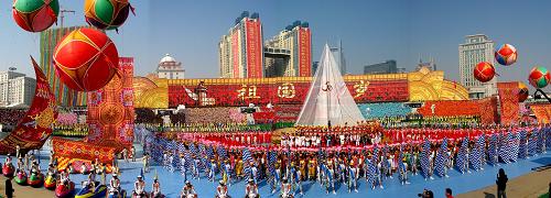 12月11日,廣西壯族自治區(qū)成立50周年慶祝大會在南寧召開。大會舉行大型文藝表演《錦繡壯鄉(xiāng)》。 新華社記者 劉廣銘 攝