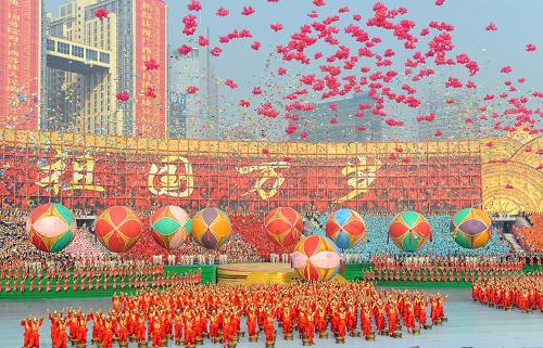 12月11日,廣西壯族自治區(qū)成立50周年慶祝大會在南寧召開。大會舉行大型文藝表演《錦繡壯鄉(xiāng)》。新華社記者 黃敬文 攝
