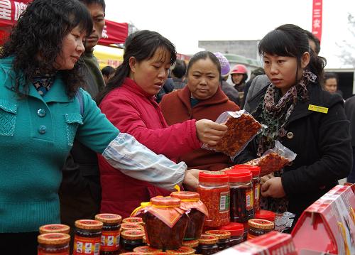 12月11日,在清鎮(zhèn)市王莊布依族苗族鄉(xiāng)舉行的“送貨下鄉(xiāng)”活動(dòng)現(xiàn)場(chǎng),琳瑯滿目的特色食品受到群眾青睞。新華社發(fā)(金玉龍 攝)