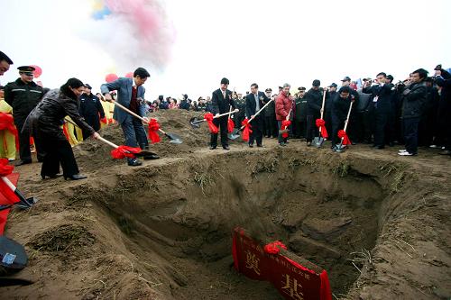 12月12日,重慶市三環(huán)高速公路永川長江大橋奠基儀式在重慶松溉鎮(zhèn)松江村大陸溪舉行。永川長江大橋是重慶三環(huán)高速公路與渝(重慶)瀘(四川瀘州)高速公路銜接的關(guān)鍵性工程,大橋全長1710米。 新華社發(fā)(陳仕川 攝)