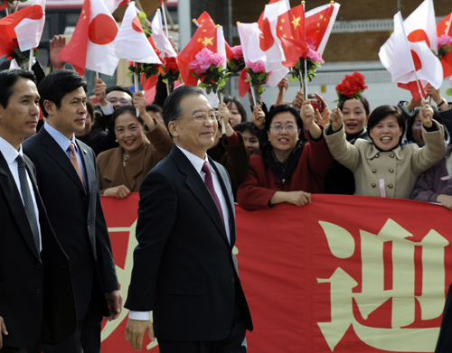12月13日,國務(wù)院總理溫家寶抵達(dá)日本福岡,出席首次單獨(dú)舉行的中日韓領(lǐng)導(dǎo)人會(huì)議。 新華社記者 馬占成 攝
