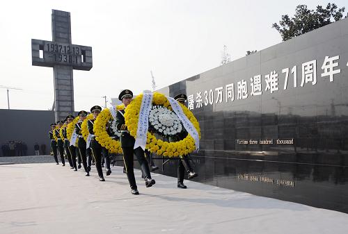 12月13日,武警戰(zhàn)士在悼念儀式上為遇難者敬獻花圈。當(dāng)日上午10時,“悼念侵華日軍南京大屠殺30萬同胞遇難71周年儀式暨南京國際和平日集會”在南京大屠殺遇難同胞紀(jì)念館集會廣場舉行,南京大屠殺幸存者、中小學(xué)生、江蘇省與南京市各有關(guān)部門、群眾代表以及日本友人等約5000人參加儀式。新華社記者 韓瑜慶 攝