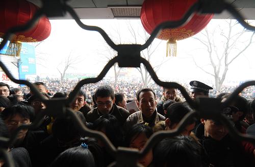2月2日,求職者在太原人才大市場(chǎng)的門前等待入場(chǎng)。新華社記者 燕雁 攝