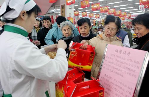 1月30日,眾多顧客在北京老字號(hào)稻香村一營(yíng)業(yè)部?jī)?nèi)排隊(duì)購(gòu)買元宵。新華社發(fā)(羅偉 攝)
