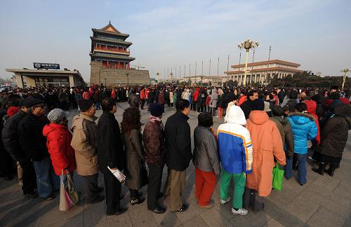 2月3日,市民在天安門廣場(chǎng)上排起長隊(duì),等待進(jìn)入正陽門城樓參觀。當(dāng)日,北京正陽門城樓舉行“正陽門上大閱兵紀(jì)實(shí)”展覽,并向市民免費(fèi)開放。60年前的今天,為慶祝北平和平解放,中國人民解放軍在正陽門舉行了盛大的入城式。新華社記者 金良快 攝