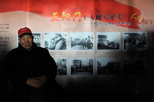 2月3日,81歲的徐升臣來觀看展覽,重溫歷史。徐升臣老人當(dāng)時(shí)曾隨著入城的解放軍從正陽門走至東交民巷。新華社記者 金良快 攝
