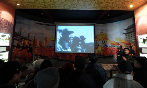 2月3日,人們?cè)谡栭T城樓上觀看解放軍入城時(shí)的影像資料。新華社記者 金良快 攝