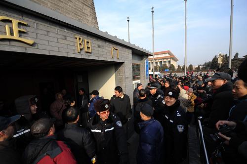 2月3日,市民在正陽門城樓前等待入場(chǎng)。新華社記者 金良快 攝