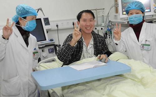 2月3日,在貴州省人民醫(yī)院重癥監(jiān)護(hù)病房負(fù)壓隔離病室,兩位醫(yī)護(hù)人員與即將離開(kāi)該病室的周某合影留念。貴州省人民醫(yī)院2月2日發(fā)布消息稱,該院1月15日收治的一例人禽流感患者已經(jīng)脫離危險(xiǎn),進(jìn)入恢復(fù)期。據(jù)了解,患者周某,男,29歲,以畏寒、發(fā)熱到醫(yī)院就診,有家禽接觸史。1月25日,中國(guó)疾病預(yù)防控制中心對(duì)患者樣本進(jìn)行復(fù)核檢測(cè),結(jié)果為禽流感病毒H5N1核酸陽(yáng)性,衛(wèi)生部組織專(zhuān)家組按照人禽流感診斷標(biāo)準(zhǔn)確診為人禽流感確診病例。在衛(wèi)生部醫(yī)學(xué)專(zhuān)家的指導(dǎo)下,醫(yī)院每日9時(shí)進(jìn)行會(huì)診,隨時(shí)根據(jù)病情調(diào)整治療方案,全力救治。2月1日貴州省衛(wèi)生廳組織省級(jí)人禽流感防治專(zhuān)家會(huì)診患者病情,認(rèn)為目前患者臨床癥狀治愈,脫離危險(xiǎn),已無(wú)傳染性,現(xiàn)進(jìn)入恢復(fù)期治療和觀察。新華社記者 楊楹 攝