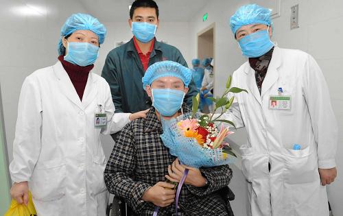 2月3日,在貴州省人民醫(yī)院,醫(yī)護(hù)人員護(hù)送周某離開(kāi)重癥監(jiān)護(hù)病房負(fù)壓隔離病室,到普通病房觀察治療。新華社記者 楊楹 攝