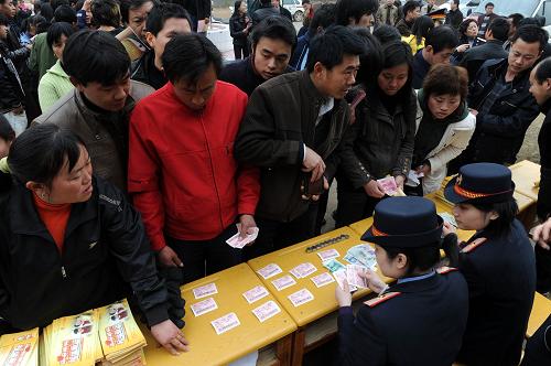 2月3日,南昌火車站工作人員來到沒通鐵路的江西豐城市隍城鎮(zhèn)田南村為農民工送來返程車票。為解決農民工買返程票難問題,南昌鐵路局南昌火車站10年來主動與務工大縣、務工大鄉(xiāng)、鎮(zhèn)政府聯(lián)系,調查民工返程情況,組織多個小分隊將預訂返程票送到農民工手中,不收取送票費用。新華社記者 宋振平 攝