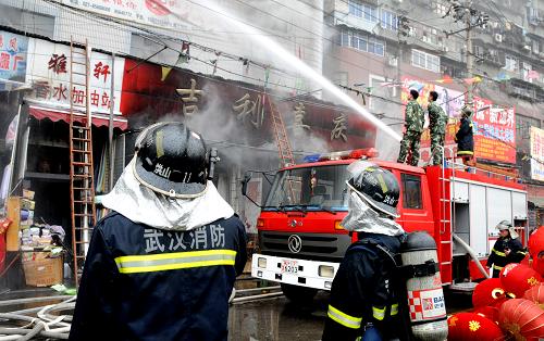 目前,消防人員正在積極疏散樓上居民和商鋪中被困人員,幾十輛消防車趕到現(xiàn)場(chǎng),由于大樓門前巷道較窄,僅容兩輛消防車靠近撲火,控制火勢(shì)蔓延。救護(hù)車也趕到現(xiàn)場(chǎng)開展救治。這是消防隊(duì)員正在現(xiàn)場(chǎng)撲救。