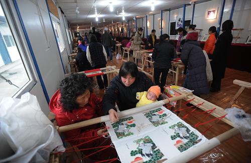 2月3日,災(zāi)區(qū)婦女在母親手工作坊學(xué)習(xí)做蜀繡。新華社記者 江宏景 攝