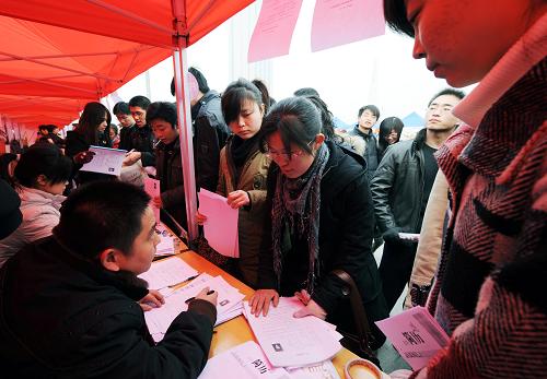 2月6日,大學(xué)生在招聘現(xiàn)場與用人單位洽談。新華社記者 楊世堯 攝
