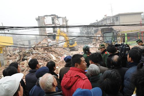 2月6日拍攝的爆炸事故現(xiàn)場。2月5日11時28分,河南鶴壁市山城區(qū)紅旗街西段電業(yè)局家屬院發(fā)生爆炸,造成該家屬院3號樓西單元西戶一至五樓倒塌,東戶一至五樓墻體不同程度受損,5人死亡,2人受傷。經(jīng)公安部門排查,事故原因系家屬院住戶鄭某非法生產(chǎn)雷管、操作不當引起炸藥爆炸造成的。新華社記者 趙鵬 攝