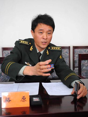 2月10日,北京市消防局副局長、新聞發(fā)言人駱原在介紹火災(zāi)現(xiàn)場情況。當(dāng)日,北京市消防局通報,中央電視臺新址園區(qū)工地火災(zāi)系業(yè)主單位不聽治安民警勸阻,執(zhí)意違法燃放煙花造成的。新華社記者 羅曉光 攝