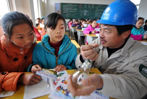 2月10日,安徽肥西縣供電公司高店鄉(xiāng)供電所農(nóng)電員王世兵在為當(dāng)?shù)亓羰貎和v解電器使用常識(shí)。隨著家電下鄉(xiāng)活動(dòng)的開展,各種電器越來越多地走入農(nóng)村家庭,為了確保農(nóng)村孩子安全用電,防止使用電器不當(dāng)造成的人身傷害或引發(fā)火災(zāi),開學(xué)伊始,安徽省肥西縣供電部門就組織安全技術(shù)人員,對農(nóng)村的部分中小學(xué)學(xué)生、特別是留守兒童進(jìn)行用電安全教育。新華社記者 王雷 攝