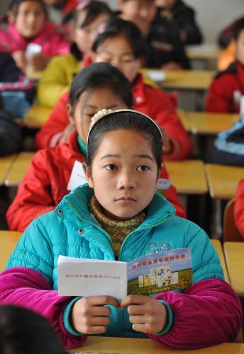 2月10日,安徽肥西縣高店鄉(xiāng)中心小學(xué)五年級(jí)學(xué)生在認(rèn)真聽供電技術(shù)人員講解安全用電知識(shí)。新華社記者 王雷 攝