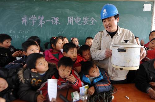 2月10日,安徽肥西縣供電公司高店鄉(xiāng)供電所農(nóng)電員王世兵在為當(dāng)?shù)亓羰貎和v解電器使用常識(shí)。新華社記者 王雷 攝