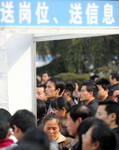 2月10日,求職者在招聘會上尋找崗位。新華社記者 程敏 攝