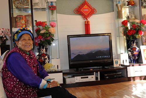 這是德欽縣奔子欄鎮(zhèn)奔子欄村80歲的藏族老人格桑曲次在自家的新房內看電視(2月6日攝)。云南省迪慶藏族自治州德欽縣奔子欄鎮(zhèn)地處金沙江岸邊,有5個村委會,人口8936人。近年來,該鎮(zhèn)積極推進農業(yè)產業(yè)結構調整,大力發(fā)展傳統(tǒng)手工藝品制作和畜牧業(yè)等,促進農業(yè)增效,農民增收。如今奔子欄鎮(zhèn)的農民年人均純收入接近3000元,大部分群眾住上了寬敞明亮的藏式小樓房。新華社記者 藺以光 攝