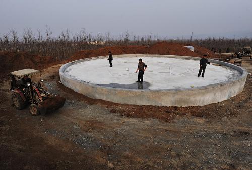 2月11日,河南省洛陽(yáng)市汝陽(yáng)縣三屯鄉(xiāng)農(nóng)民正在修建一高6米直徑17米的蓄水池。新華社發(fā)(周超 攝)