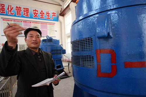 2月11日,運(yùn)城市臨猗縣回龍揚(yáng)水工程管理處一級站的工作人員正在檢測抽水電機(jī)溫度。新華社發(fā)(薛俊攝)