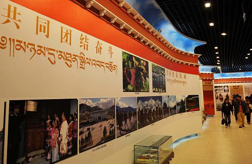 2月11日,游人在迪慶藏族自治州香格里拉縣紅軍長征博物館內(nèi)參觀。新華社記者 藺以光 攝