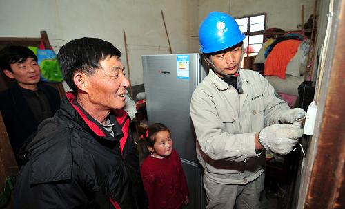 3月15日,在安徽省肥西縣嚴店鄉(xiāng)勞光村,供電服務(wù)小分隊成員在村民家中安裝電源插座。隨著“家電下鄉(xiāng)”的推進,安徽省肥西縣供電公司在各鄉(xiāng)鎮(zhèn)供電所成立“家電下鄉(xiāng)”跟蹤服務(wù)小分隊,進村入戶免費為農(nóng)戶檢修線路、安裝電源插座,提供“家電下鄉(xiāng)”配套服務(wù)。新華社發(fā)(徐勇 攝)
