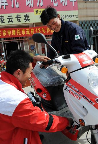 3月16日,萊西市新興路一摩托車銷售點(diǎn)工作人員在為顧客介紹享受國(guó)家補(bǔ)貼的摩托車。近日,青島市“摩托下鄉(xiāng)”率先正式啟動(dòng)。“摩托下鄉(xiāng)”產(chǎn)品設(shè)最高限價(jià),農(nóng)民購(gòu)買該產(chǎn)品每戶可享受13%的財(cái)政補(bǔ)貼。新華社記者 李紫恒 攝