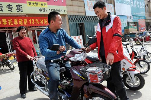 3月16日,萊西市夏格莊鎮(zhèn)兩位青年農(nóng)民在新興路一家摩托車銷售點(diǎn)選購(gòu)享受國(guó)家補(bǔ)貼的摩托車。新華社記者 李紫恒 攝