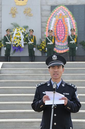 4月3日,民警代表、公安部二級(jí)英模張正球在祭奠活動(dòng)上發(fā)言。 當(dāng)日,黑龍江省、哈爾濱市在位于賓縣的黑龍江省公安英烈公墓舉行以“學(xué)英烈、寄哀思、鑄警魂”為主題的祭奠公安英烈活動(dòng),緬懷新中國(guó)成立60年來為人民公安事業(yè)流血犧牲的700余名公安民警。黑龍江省公安廳機(jī)關(guān)、邊防總隊(duì)、消防總隊(duì)官兵、哈爾濱市公安局民警及英烈家屬代表500余人參加了祭奠活動(dòng)。 新華社記者 梁書斌 攝