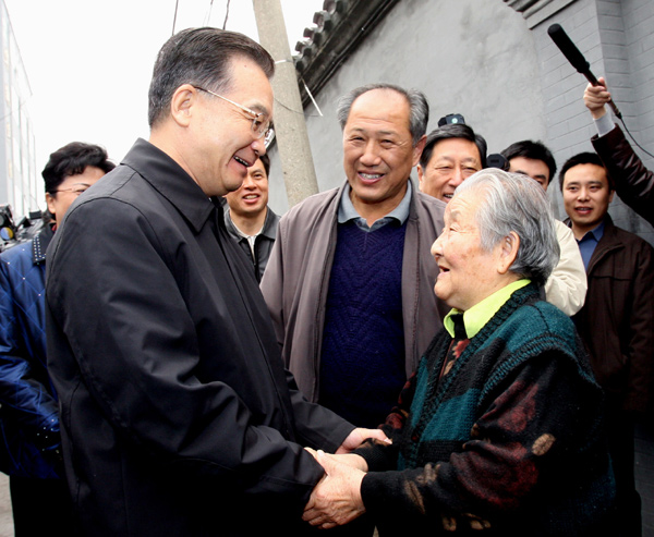 11月12日,中共中央政治局常委、國務院總理溫家寶來到北京市東城區(qū)交道口街道,看望這里的困難群眾,并與居民們親切座談。這是溫家寶與雨兒胡同22號院居民劉秀英老人親切交談。 新華社記者姚大偉攝