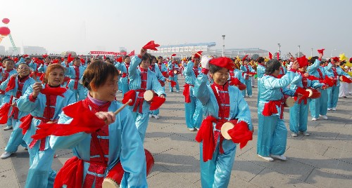 11月5日,群眾參加腰鼓表演。當(dāng)日,為迎接“八藝節(jié)”,作為第八屆中國(guó)藝術(shù)節(jié)分會(huì)場(chǎng)之一的襄樊市在諸葛亮廣場(chǎng)舉行“龍騰獅躍慶八藝”萬(wàn)人文體展演,10余個(gè)參演團(tuán)體參加了舞龍舞獅、腰鼓、太極拳、秧歌彩綢等大型群眾文體活動(dòng)的表演。