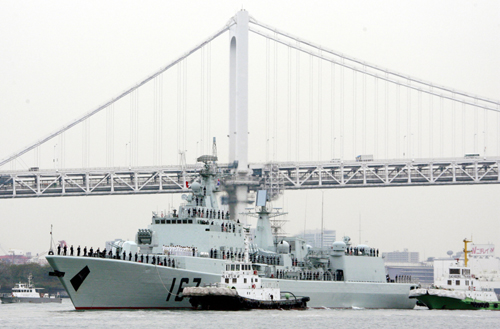11月28日,中國(guó)人民解放軍海軍“深圳”號(hào)導(dǎo)彈驅(qū)逐艦駛過(guò)日本首都東京標(biāo)志性建筑彩虹大橋。當(dāng)?shù)貢r(shí)間28日上午9時(shí)30分,“深圳”號(hào)導(dǎo)彈驅(qū)逐艦抵達(dá)東京,開(kāi)始對(duì)日本進(jìn)行首次為期4天的友好訪問(wèn)。 新華社記者任正來(lái)攝