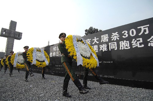 12月13日,武警戰(zhàn)士在敬獻(xiàn)花圈。當(dāng)日上午10時(shí),凄厲的警報(bào)聲響徹南京城上空。中央和國(guó)家有關(guān)部門(mén)、江蘇省暨南京市各界代表,以及海內(nèi)外和平友好人士近8000人,在侵華日軍南京大屠殺遇難同胞紀(jì)念館集會(huì)廣場(chǎng),隆重舉行悼念侵華日軍南京大屠殺30萬(wàn)同胞遇難70周年暨侵華日軍南京大屠殺遇難同胞紀(jì)念館擴(kuò)建工程竣工儀式。