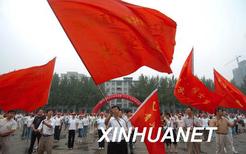 資料圖片:7月13日,2007年山西省大中專(zhuān)學(xué)生暑期“三下鄉(xiāng)”社會(huì)實(shí)踐活動(dòng)出征儀式在太原師范學(xué)院舉行。此次“三下鄉(xiāng)”活動(dòng)重點(diǎn)聯(lián)系山西省115個(gè)新農(nóng)村試點(diǎn)村,開(kāi)展“服務(wù)新農(nóng)村試點(diǎn)村計(jì)劃”和“進(jìn)農(nóng)村、進(jìn)社區(qū)、進(jìn)企業(yè)、進(jìn)軍營(yíng)”活動(dòng)。新華社記者 江宏景 攝