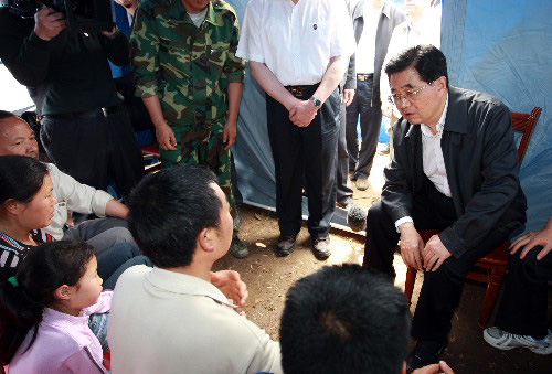 5月16日下午,中共中央總書記、國家主席、中央軍委主席胡錦濤在受地震災(zāi)害嚴(yán)重的四川省綿陽市北川縣擂鼓鎮(zhèn)勝利村看望受災(zāi)群眾。 新華社記者鞠鵬攝