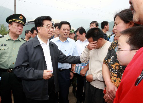 5月16日下午,中共中央總書記、國家主席、中央軍委主席胡錦濤在受地震災(zāi)害嚴(yán)重的四川省綿陽市北川縣擂鼓鎮(zhèn)勝利村看望受災(zāi)群眾。 新華社記者鞠鵬攝
