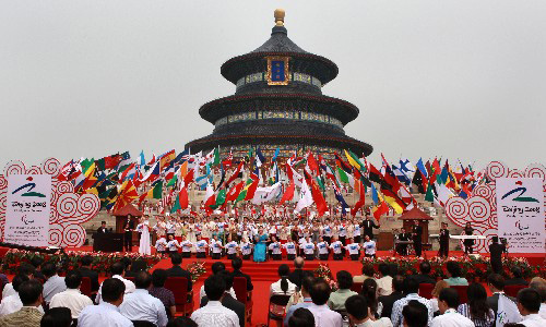 8月28日,北京殘奧會圣火采集暨火炬接力啟動儀式在北京天壇祈年殿南廣場舉行。這是圣火采集后,演員們合唱《生命密碼》。 新華社記者龐興雷攝