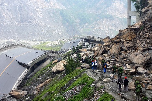 5月16日拍攝的通往汶川的垮塌大橋。由于通往四川地震重災(zāi)區(qū)汶川縣的道路中斷,部分救援部隊官兵不得不依靠步行向災(zāi)區(qū)挺進(jìn)。 新華社發(fā)(陳曉東 攝)