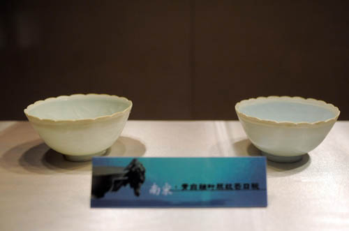 展覽上展示的南宋瓷器(10月20日攝)。當(dāng)日,南海遺珍——“南海一號(hào)”水下考古成果展在杭州南宋官窯博物館舉行。本次展覽由中國(guó)國(guó)家博物館、杭州市園林文物局主辦,是“南海一號(hào)”出水后第一次較大規(guī)模地展示其出水文物,展覽將持續(xù)到11月23日。展覽展出了從沉船出水文物中遴選的精品瓷器、金器、銀器、銅錢等200多件;還展覽了專業(yè)的潛水設(shè)備。新華社記者 徐昱 攝