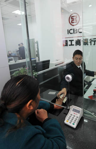 10月20日,一名客戶在中國(guó)工商銀行西藏分行辦理業(yè)務(wù)。當(dāng)日,中國(guó)工商銀行股份有限公司西藏自治區(qū)分行在拉薩掛牌成立并正式對(duì)外營(yíng)業(yè)。自此,西藏因其自身經(jīng)濟(jì)發(fā)展的需要,迎來了四大國(guó)有商業(yè)銀行全面進(jìn)駐的時(shí)代。新華社記者 格桑達(dá)瓦 攝